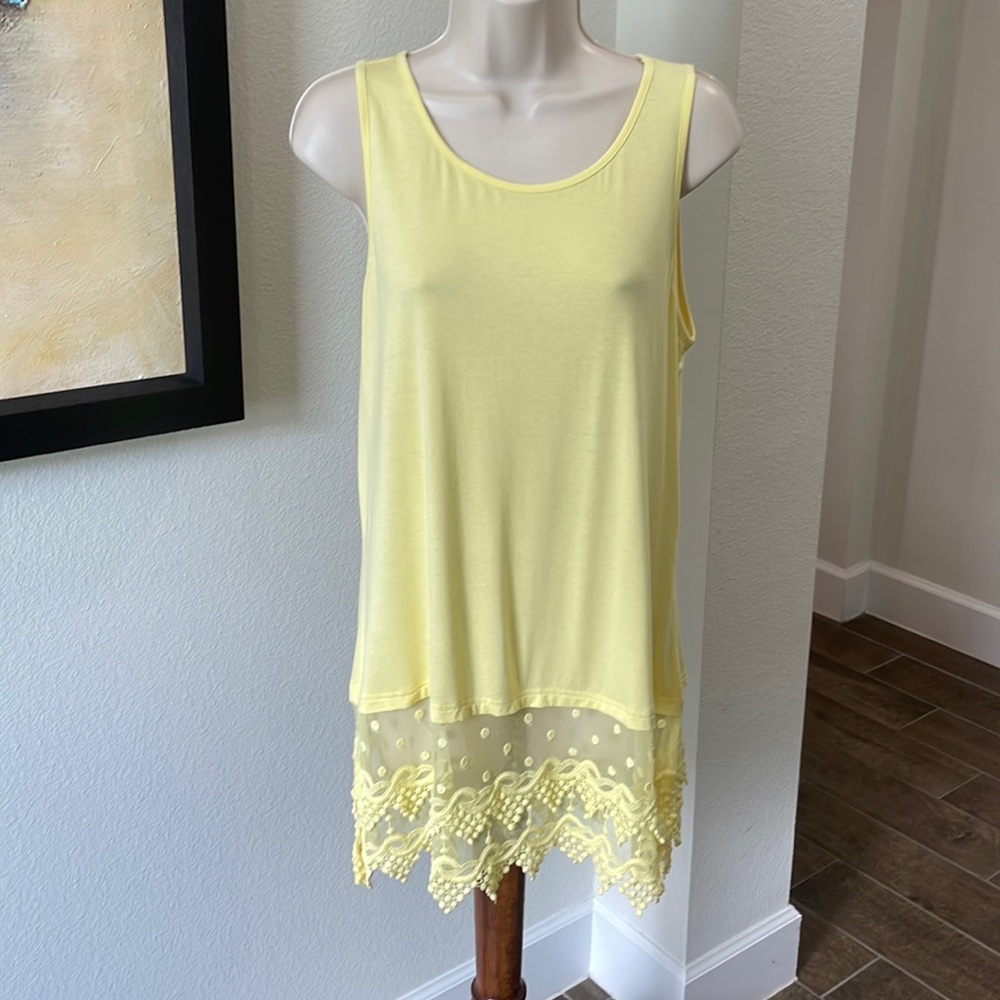 BEAUTIFUL YELLOW LONG TANK WITH LACE AND MACRAME BOTTOM. SZ LRG CORAL BAY